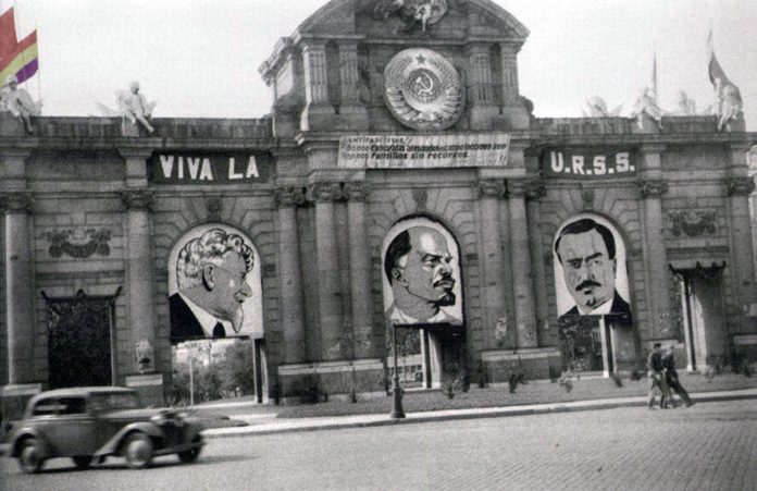 comunistas-puerta-de-alcalaa-696x451.jpg