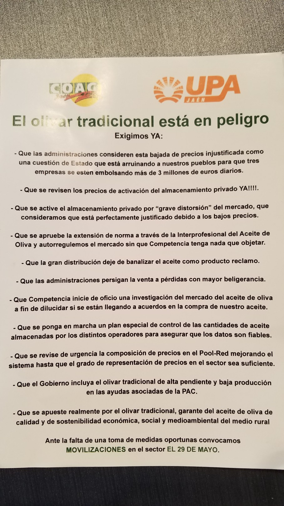 Este era el manifiesto que le han tirado en la cabeza a los policastros