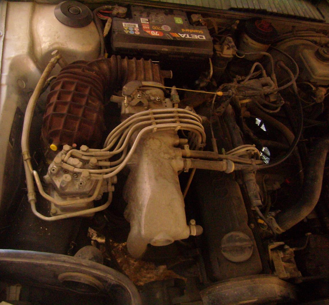 Motor Audi-Volkswagen JS.<br />cinco cilindros en línea.<br />Inyección Bosch K-jetronic.<br />Diámetro de cilindro 81 mm.<br />Carrera 77,4 mm.<br />Revoluciones máximas 6700 rpm.
