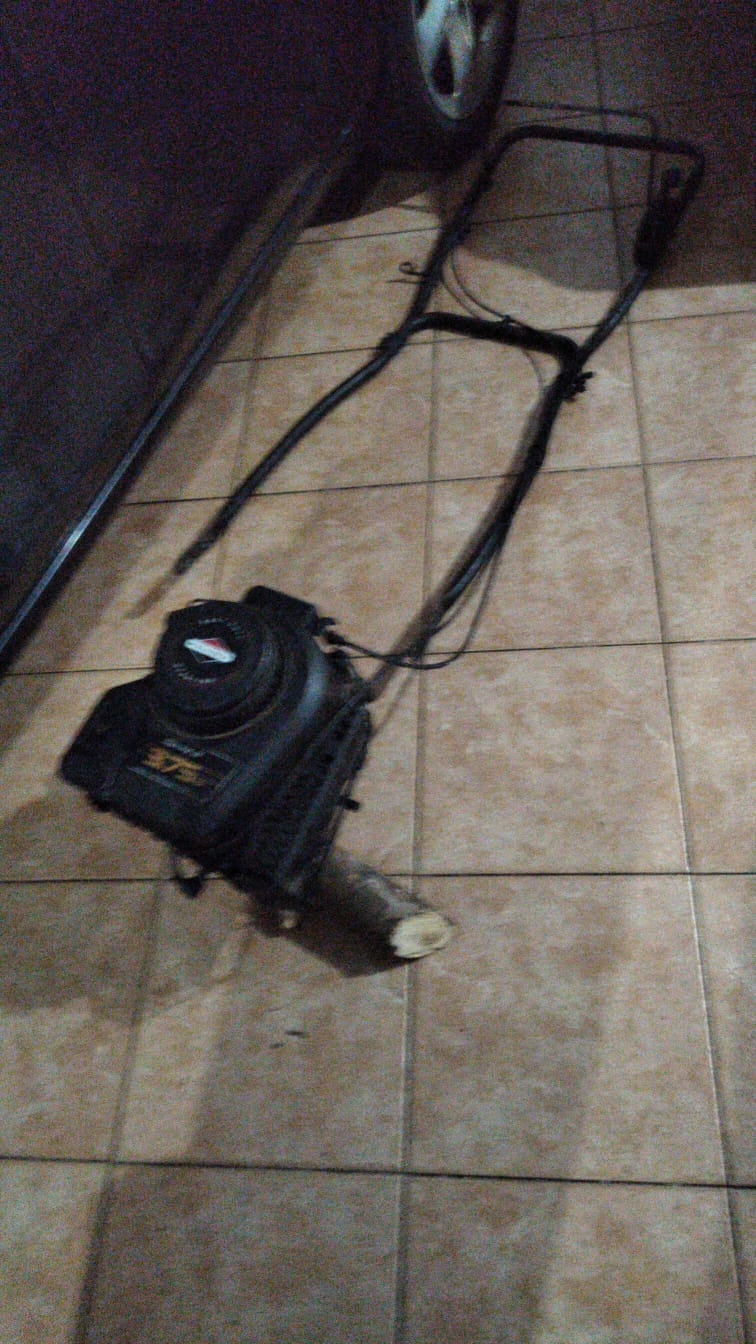 motor y manillar fuera  del viejo chasis
