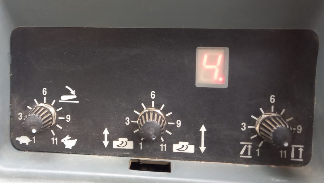 Hola he visto los problemas que tenias con el elevador al mio le pasa lo mismo y me sale ese número en la pantalla que era lo que tenía el tullo <br /><br />Un saludo